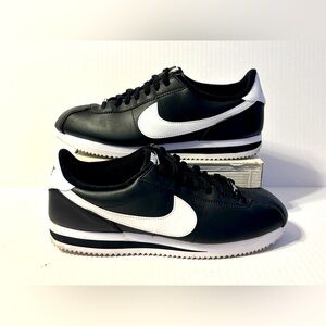 Nike Cortez Classics Men’s Size 10.5 Shoes Sneakers Black and White Go Retro